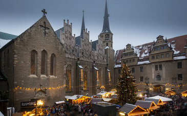 Schloss Merseburg mit Weihnachtsmarkt davor