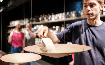 Junger Mann mit Schaufel in der Porzellanwelten-Ausstellung der Leuchtenburg
